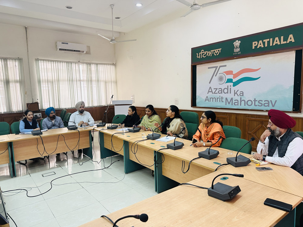 पराली जलाने से रोकने के लिए सुप्रीम कोर्ट के आदेशों को सख्ती से लागू किया जाए: डीसी